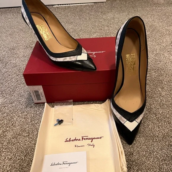 Salvatore Ferragamo black leather heels - Picture 9 of 11